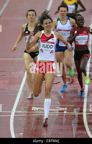 Jessica Judd (ENG) feiert sie ihr Hitze - Hitze 2 Damen 800 m Halbfinale gewinnt. Leichtathletik - Hampden Park - Glasgow - UK - 31 Stockfoto