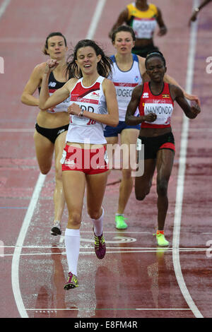 Jessica Judd (ENG) feiert sie ihr Hitze - Hitze 2 Damen 800 m Halbfinale gewinnt. Leichtathletik - Hampden Park - Glasgow - UK - 31 Stockfoto