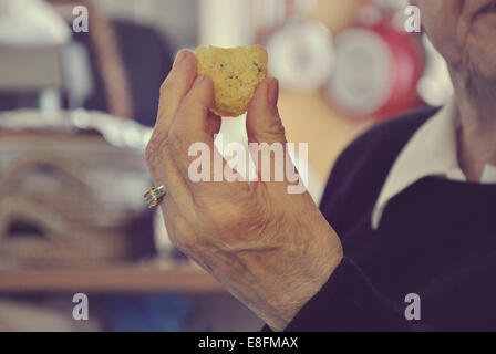 Ältere Frau beim Kuchen Stockfoto