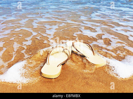 Flip Flops am Strand in der Meeresbrandung, Bang Kao, Phetchaburi, Thailand Stockfoto