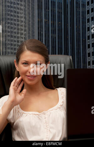 Porträt von lächelnden Geschäftsfrau im Büro sitzen Stockfoto