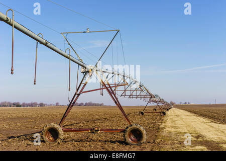 Rolltürme mit Sprinklern in einem Feld, Illinois, USA Stockfoto