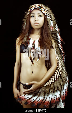 Studio-Porträt der Frau trägt indianischen Kopfschmuck Stockfoto