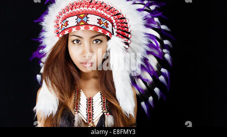 Studio-Porträt der Frau trägt indianischen Kopfschmuck Stockfoto