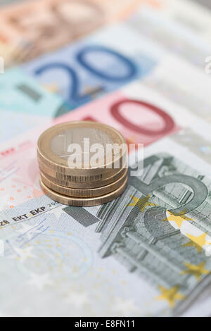 Stapel von Euro-Münzen auf Euro-Banknoten Stockfoto