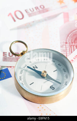 Kompass auf Euro-Banknoten Stockfoto