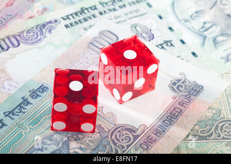 Roten Würfel auf indische Banknoten Stockfoto