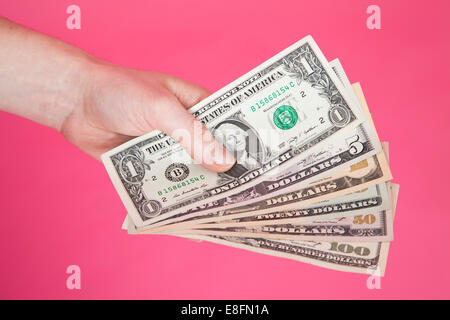 Nahaufnahme der Hand einer Person mit fünf US-Dollar-Banknoten Stockfoto