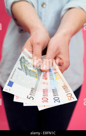 Nahaufnahme von Frau mit Euro-Banknoten Stockfoto