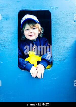 Junge auf Schiff auf dem Spielplatz spielen Stockfoto