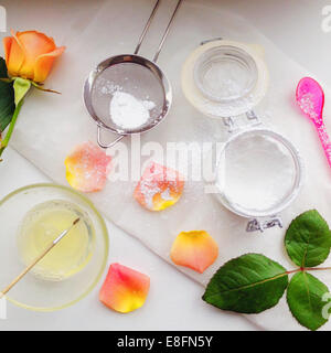 Essbare Blumen und Puderzucker Stockfoto