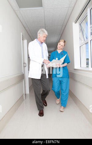 Zwei Ärzte Krankenhausflur entlang Stockfoto