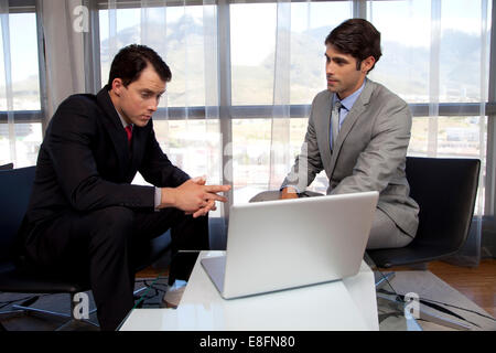 Zwei Geschäftsleute, die mit einem Treffen Stockfoto