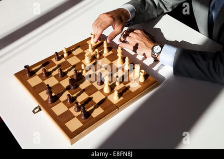 Geschäftsmann, die Schach spielen Stockfoto