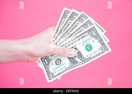 Nahaufnahme der Hand einer Person mit US-Dollar-Banknoten Stockfoto