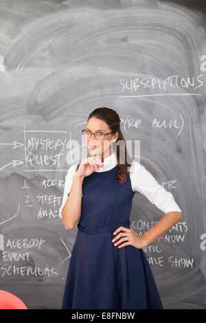 Lehrer stehen vor einer Tafel in der Schule Stockfoto
