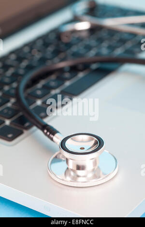 Nahaufnahme eines Stethoskops auf einem Laptop-Computer Stockfoto