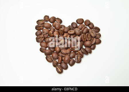 Kaffeebohnen in Herzform angeordnet Stockfoto