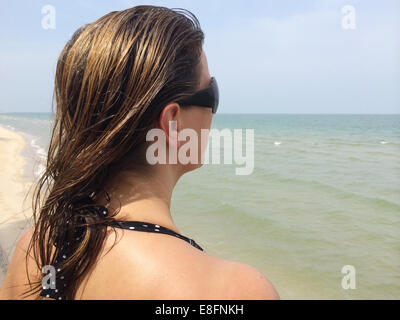 Frau, Blick auf das Meer, am Strand Stockfoto