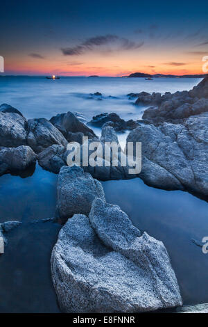 Gamagori Strand mit Booten in der Ferne, Präfektur Aichi, Japan Stockfoto