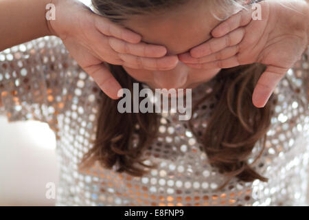 Mädchen in ein Paillettentop für Augen mit Rücken, Hände Stockfoto