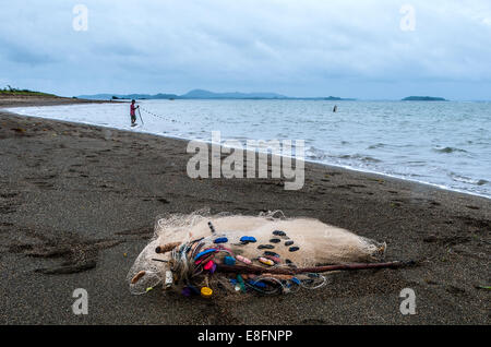 Fischernetz am Ufer Stockfoto