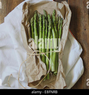 Frischer Spargel in Papier eingewickelt Stockfoto