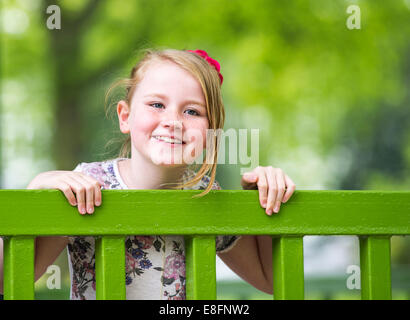 UK, Warwickshire, Rugby, Porträt von glücklichen Mädchen (8-9) Stockfoto