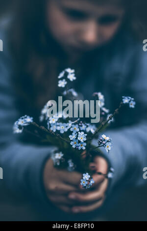 Mädchen mit Blumenstrauß von Vergissmeinnicht Blumen Stockfoto