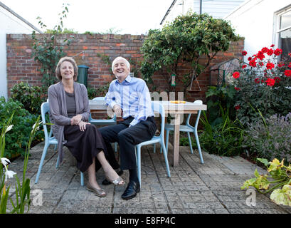 Gerne älteres Paar im Garten Stockfoto