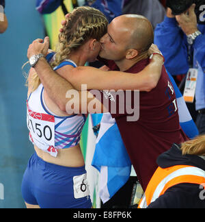 Eilidh Kind (SCO) feiert Gewinn der Silbermedaille mit ihrem Verlobten und der Masse - Frauen 400m Hürden Finale. Leichtathletik - Ha Stockfoto