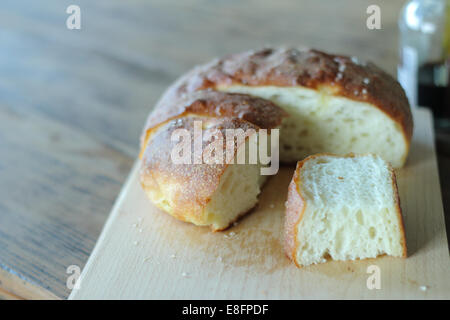 Laib Brot auf Schneidebrett Stockfoto