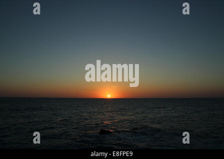 Sonnenuntergang über Meer, Japan Stockfoto