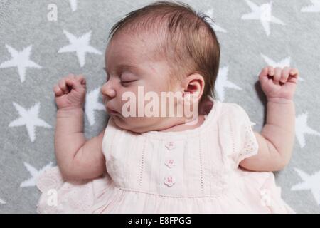 Babymädchen schläft auf Decke Stockfoto