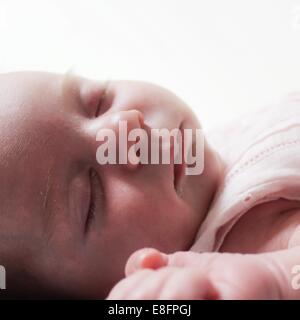 Babymädchen schläft in Nahaufnahme Stockfoto