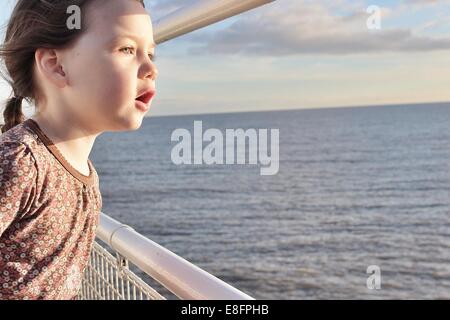 Mädchen stehen auf Boot Blick auf das Meer Stockfoto