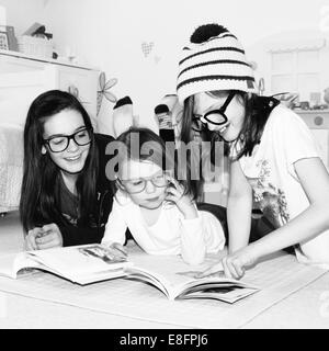 Porträt von drei lachende Mädchen Bücher lesen Stockfoto