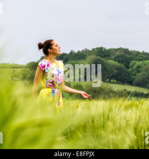 Seitenansicht der Frau im Feld Stockfoto