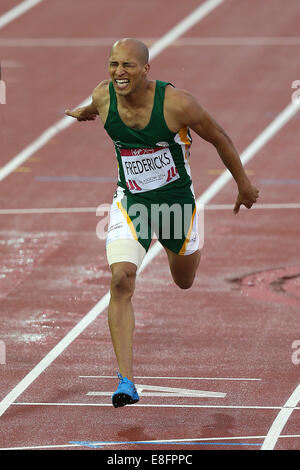 Cornel Fredericks (Südafrika) gewinnt die Goldmedaille - Mens 400m Hürden Finale. Leichtathletik - Hampden Park - Glasgow - UK - 31.07.2014 - Co Stockfoto