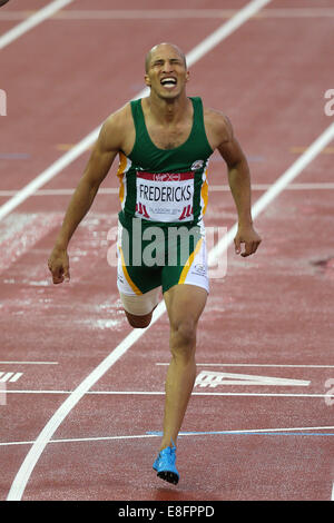 Cornel Fredericks (Südafrika) gewinnt die Goldmedaille - Mens 400m Hürden Finale. Leichtathletik - Hampden Park - Glasgow - UK - 31.07.2014 - Co Stockfoto