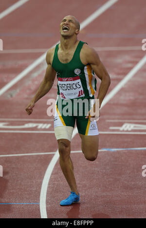 Cornel Fredericks (Südafrika) gewinnt die Goldmedaille - Mens 400m Hürden Finale. Leichtathletik - Hampden Park - Glasgow - UK - 31.07.2014 - Co Stockfoto