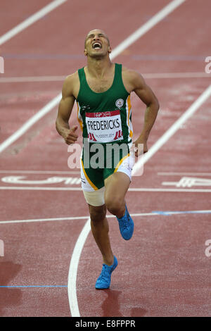 Cornel Fredericks (Südafrika) gewinnt die Goldmedaille - Mens 400m Hürden Finale. Leichtathletik - Hampden Park - Glasgow - UK - 31.07.2014 - Co Stockfoto