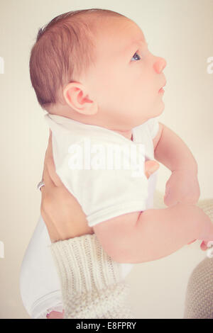 Mutter Holding neugeborenes Baby boy Stockfoto