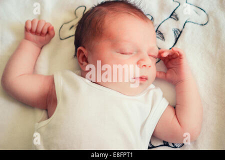 Draufsicht der neugeborenen Jungen schlafen Stockfoto