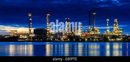 Thailand, Bangkok, Öl-Raffinerie-Betriebsfläche in der Abenddämmerung Stockfoto
