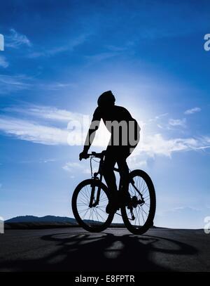 Silhouette eines Mannes auf dem Fahrrad Stockfoto