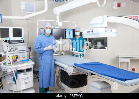 Schlepptau Ärzte im OP-Saal mit Roboter-imaging-System stehen Stockfoto