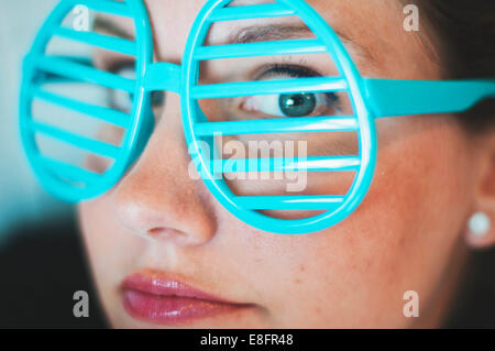 Frau mit Neuheit geschlitzt Brille Stockfoto