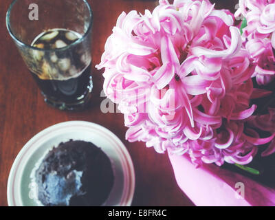 Schoko-Muffin mit Eis Kaffee und Hyazinthe Blumen Stockfoto