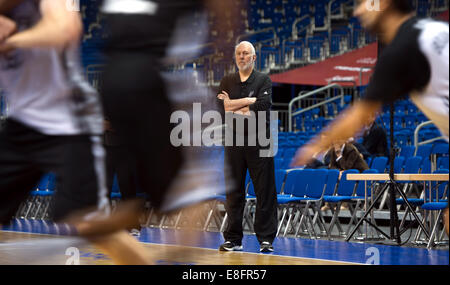 Berlin, Deutschland. 7. Oktober 2014. San Antonio Spurs Coach Gregg Popovich Uhren sein Team beim Training in der O2 World in Berlin, Deutschland, 7. Oktober 2014. Das Spiel zwischen Alba Berlin und die San Antonio Spurs statt findet am 8. Oktober 2014 im Zusammenhang mit den "NBA Global Games". Bildnachweis: Dpa picture Alliance/Alamy Live News Stockfoto